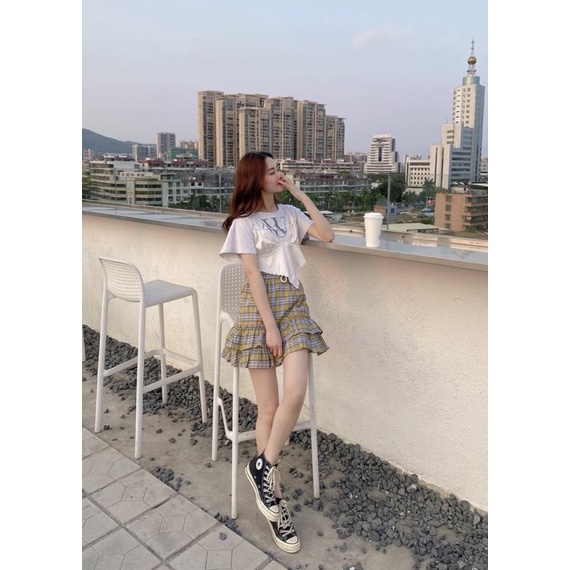 Set áo thun kèm áo hai dây và chân váy kẻ sọc Rosé Blackpink, Chaeryeong ITZY