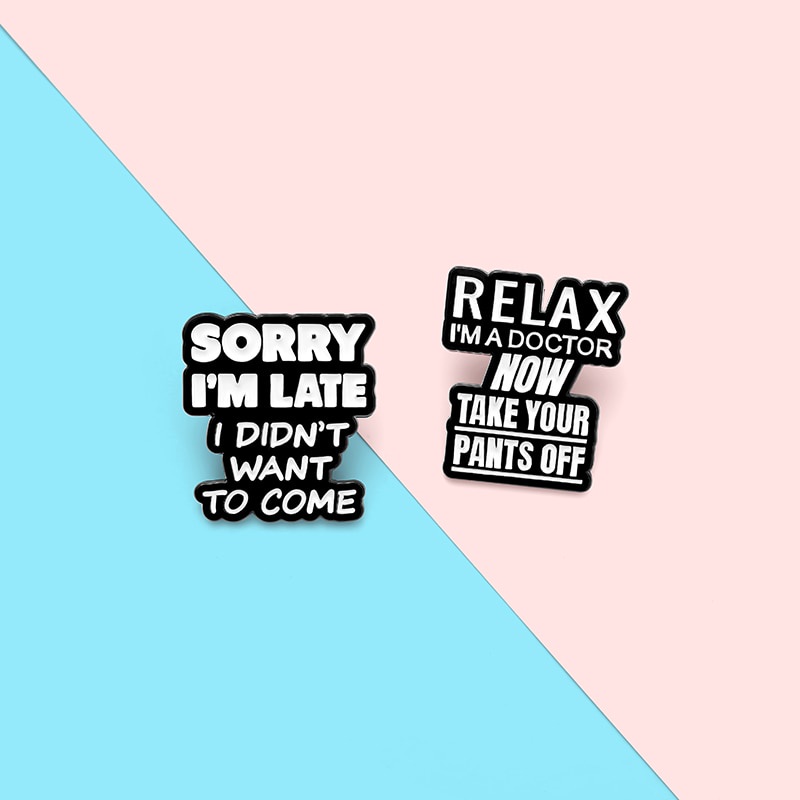 Ghim cài áo hình chữ L'm Late L Didn't To Come Want màu trắng đen thời trang cho học sinh