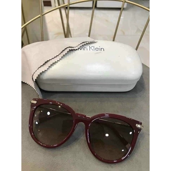 Kính CK sang chảnh màu tôn da