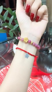 Cỏ 4 lá sợi chỉ đỏ may mắn.