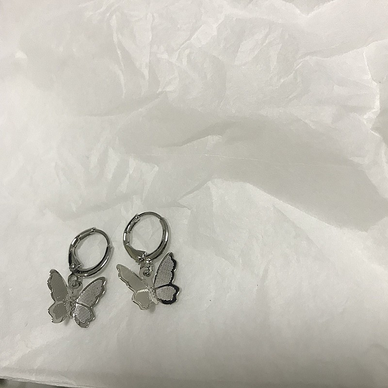 Bông tai hình bướm đơn giản cho nữ