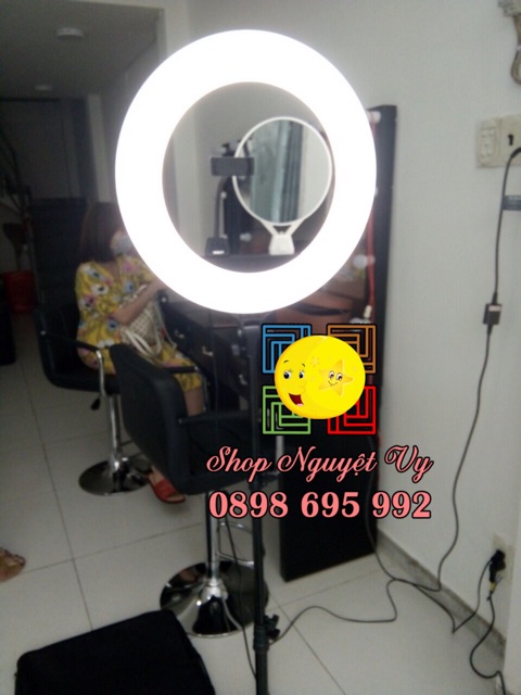 Đèn make up cây livestream có đèn đường kính 46cm có gương soi và khe sạc điện thoại và live 1 lúc 3 điện thoại