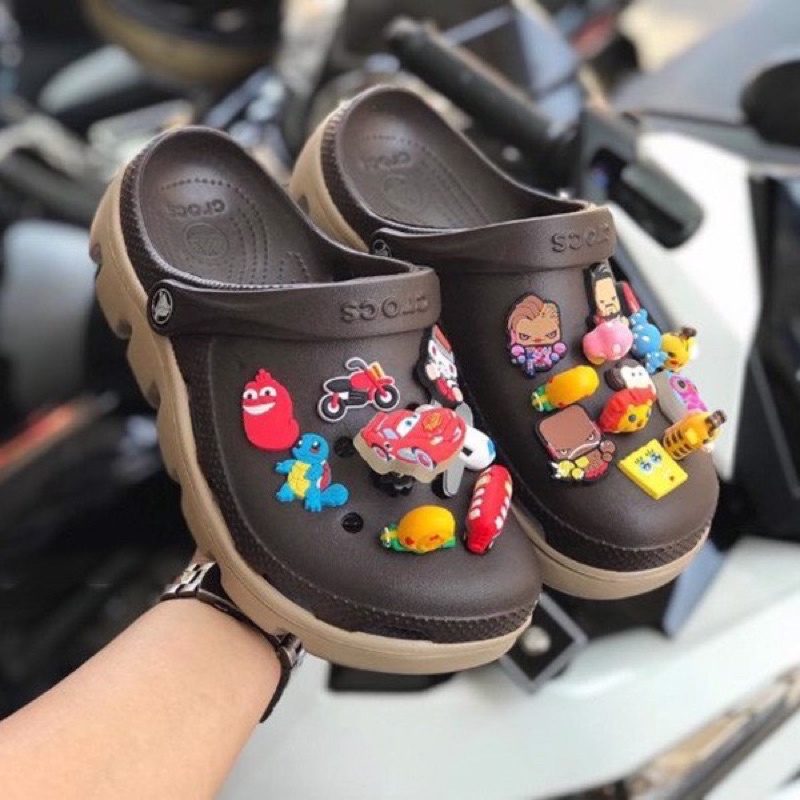 DÉP CROCS CÁ SẤU MÀU NÂU ĐẬM FULL BOX TAG