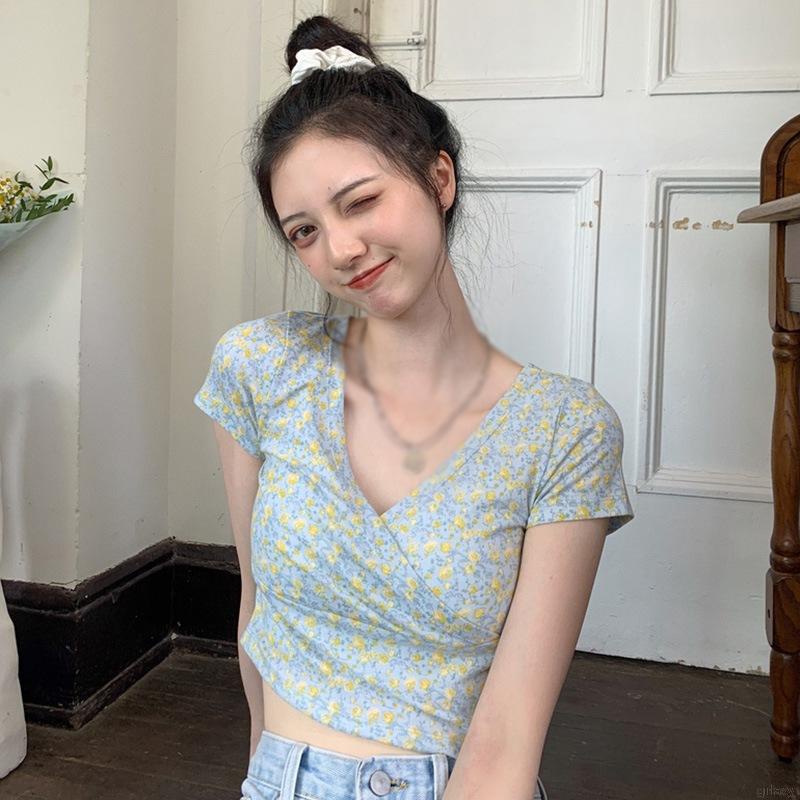 Áo thun croptop tay ngắn cổ chữ V in họa tiết hoa nhí xinh xắn phong cách Hàn Quốc
