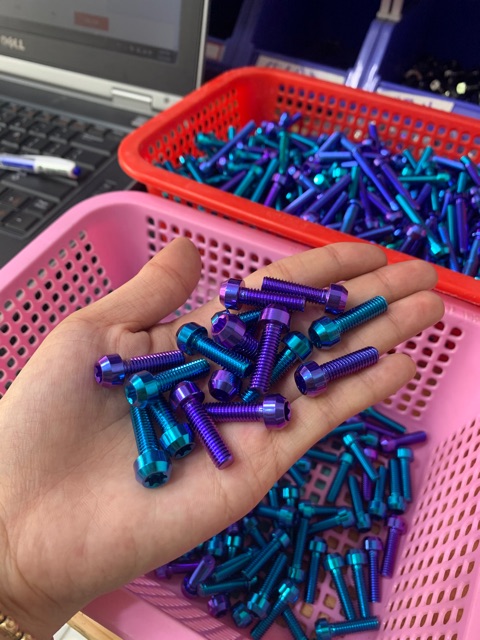 Ốc Titan gr5 6li2p Đầu Trụ Gắn Nhiều Vị Trí Xe