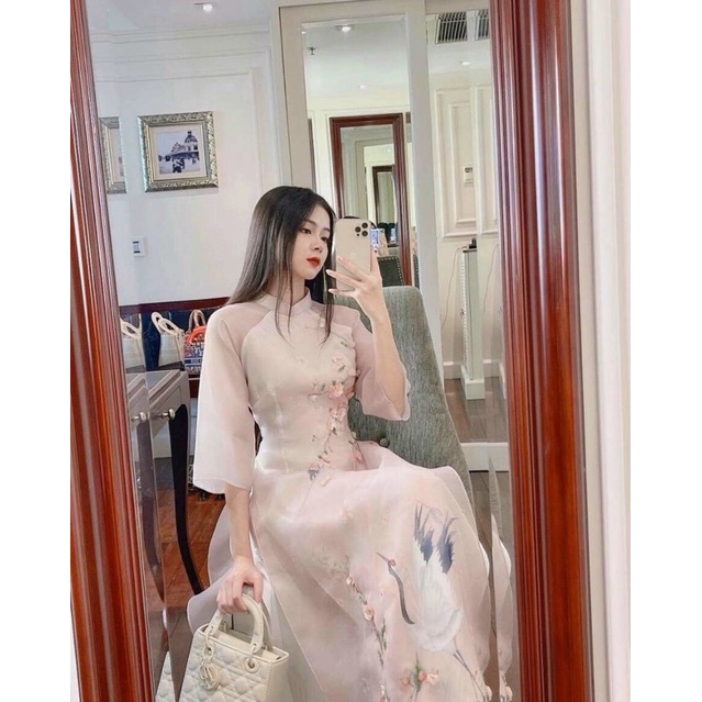 Áo dài Hồng Hạc đính kết thủ công tỉ mỉ mặc tết