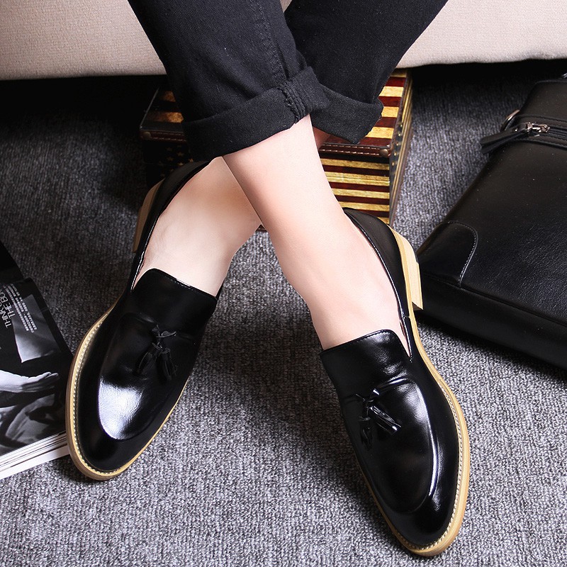 Classic business-style closed-toe leather shoes