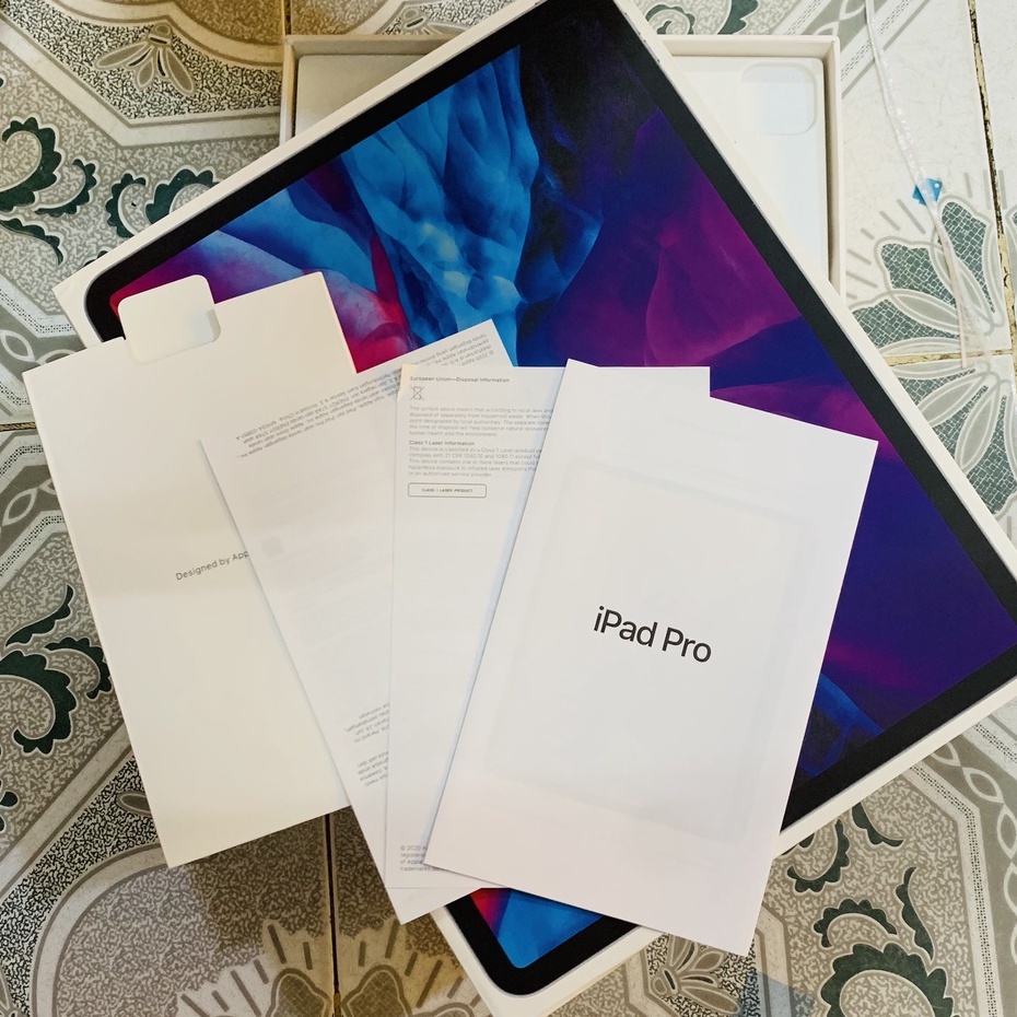 Hộp đựng máy tính bảng Pro M1 bản 12.9 inch. Hộp trưng bày