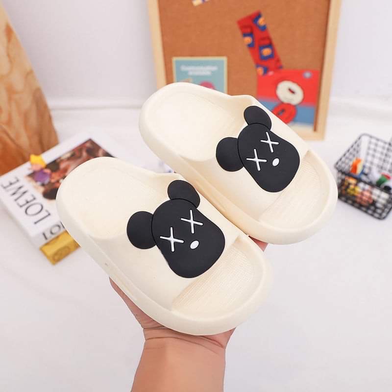 Dép lê gấu kaws phong cách hàn quốc ❤️❤️ Đế cao xu non trống trơn trượt an toàn cho bé sử dụng