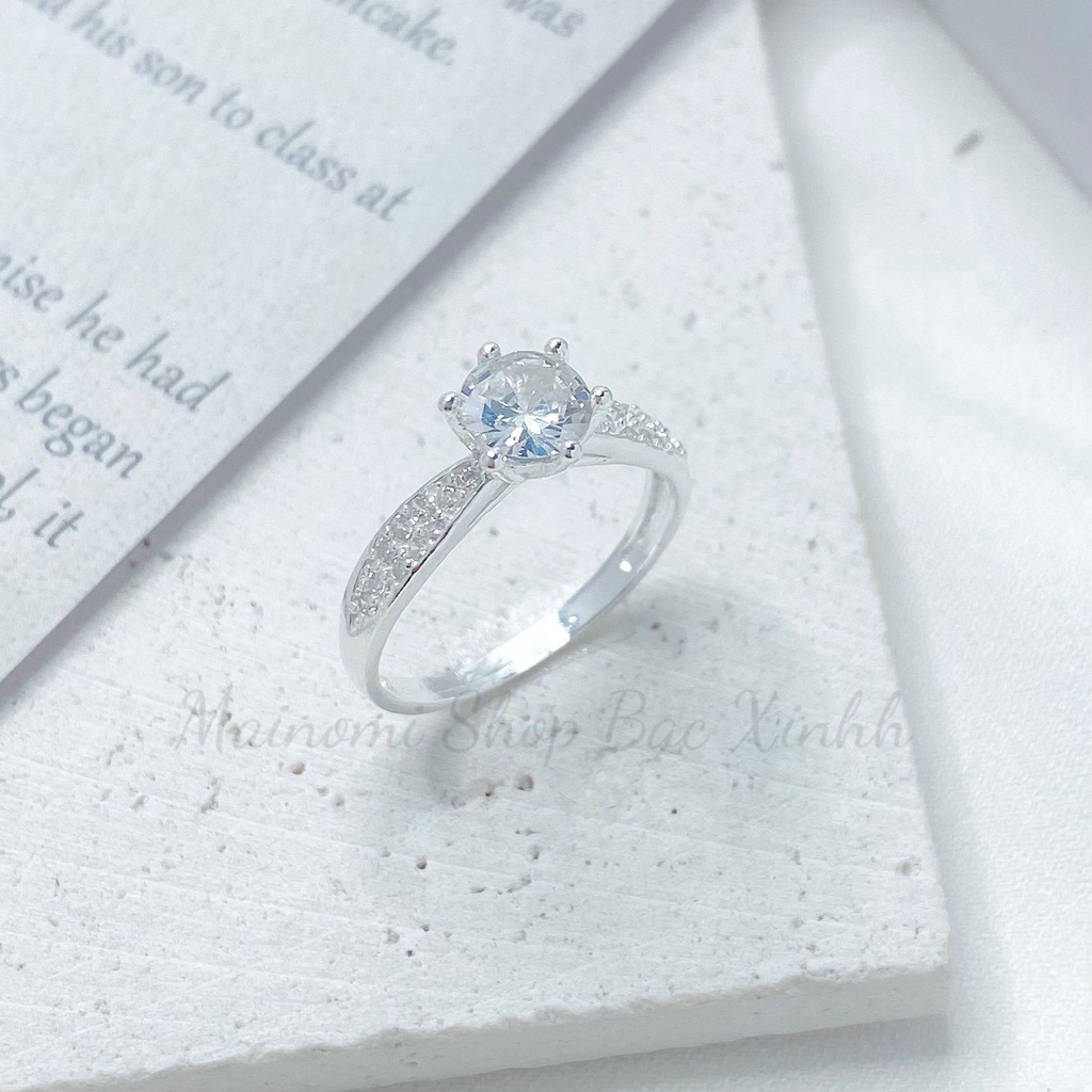 Nhẫn nữ đá cao 6 chấu MAINOMI viền dày nhỏ dần tạo nên nét đặc biệt. Mã kèm quà tặng