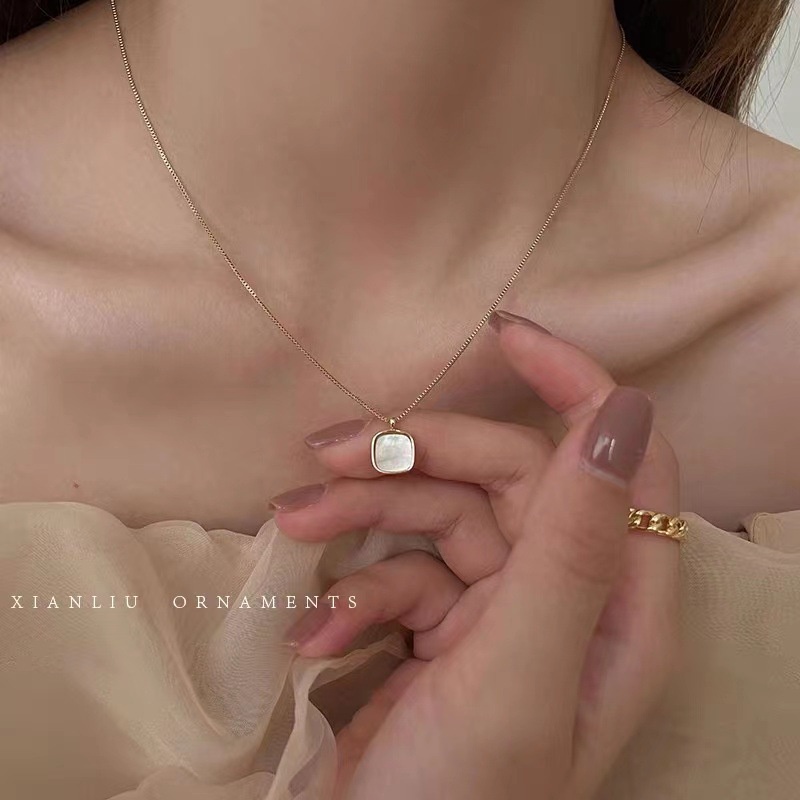 Dây Chuyền Mặt Vuông Nhẹ Đơn Giản Tinh Tế Sang Trọng Phong Cách Hàn Quốc Cho Nữ