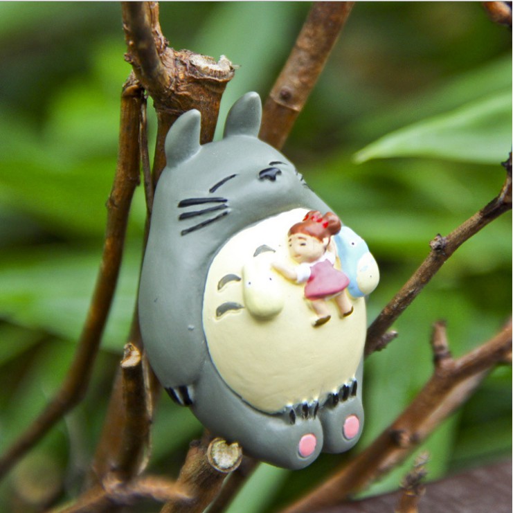 Mô hình Totoro nằm ngủ với bé Tiểu Mai nằm trên bụng trang trí tiểu cảnh, bonsai, móc khóa