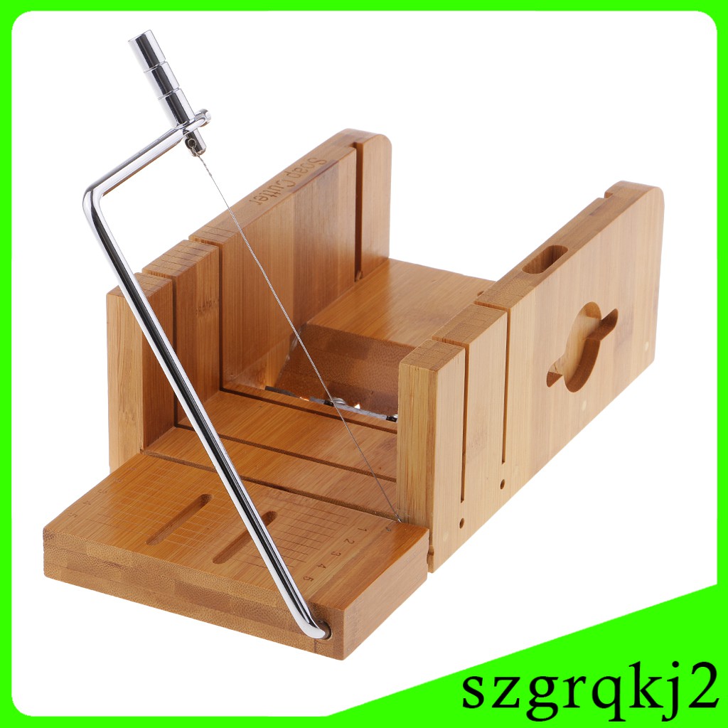 Dụng cụ gồm giá đỡ bằng gỗ và dao cắt để làm nến xà phòng DIY tiện dụng