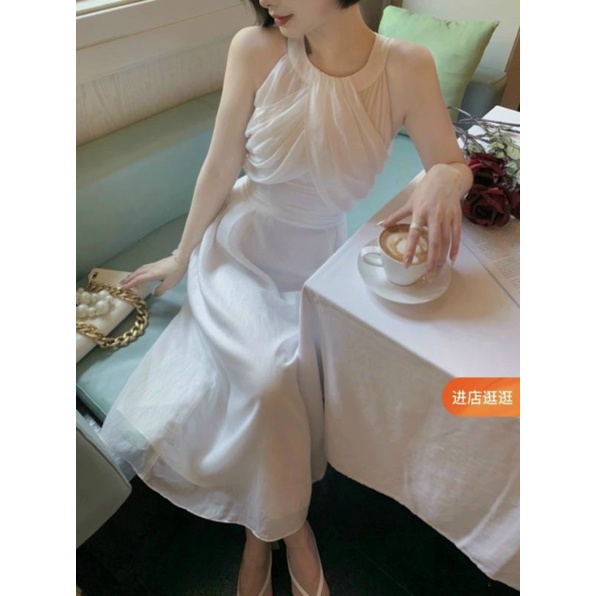 Đầm maxi trắng cổ yếm tơ nhũ