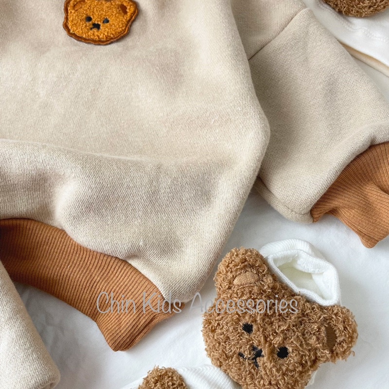 Bộ hoodie unisex cổ cao thêu gấu cho bé