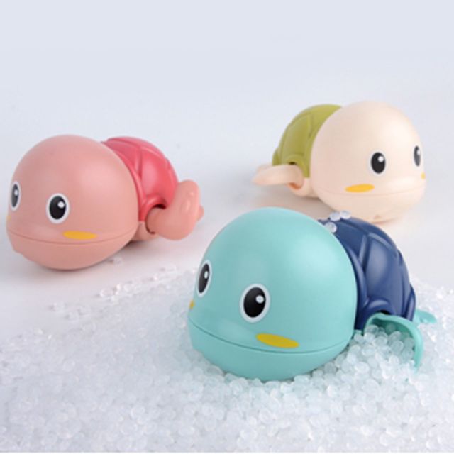 Set 2 rùa con bơi trong nước