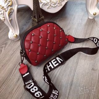 Túi hến nạm đinh