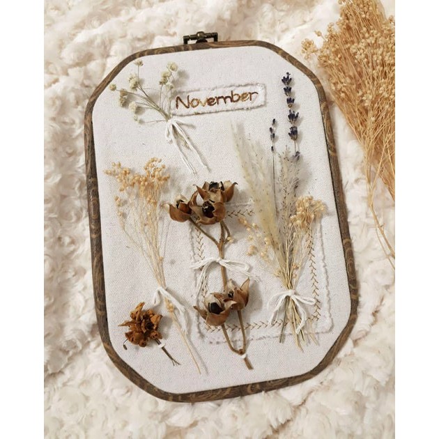 Tranh hoa khô khung nhựa giả gỗ mix hoa ngẫu nhiên