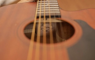 ĐÀN GUITAR ACOUSTIC ROSEN G15