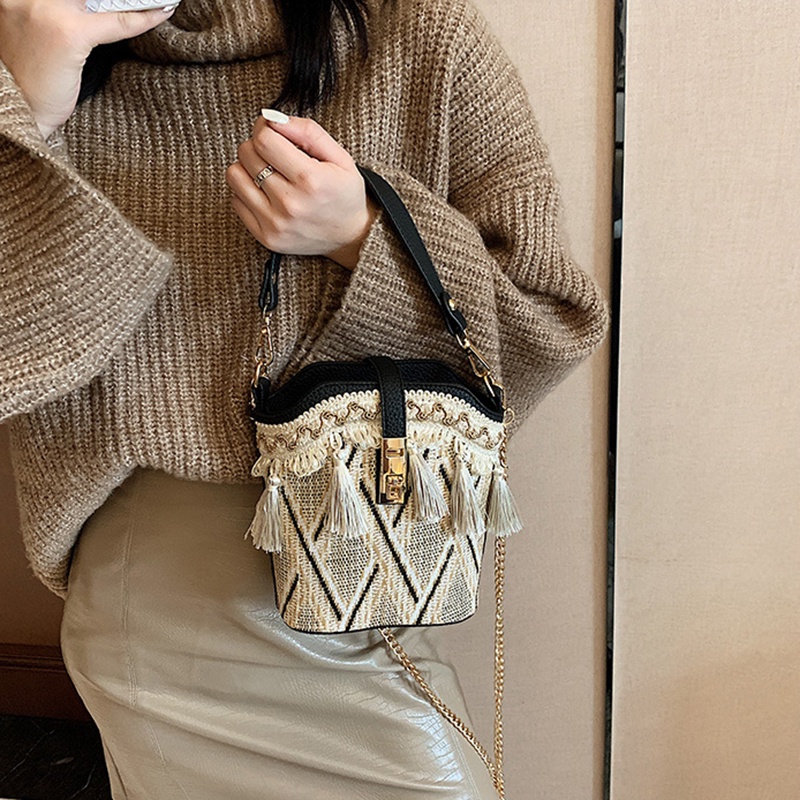Túi đeo vai IELGY đan sợi rơm hình dạng vỏ sò phối dây xích nhỏ nhắn xinh xắn thời trang cho nữ
