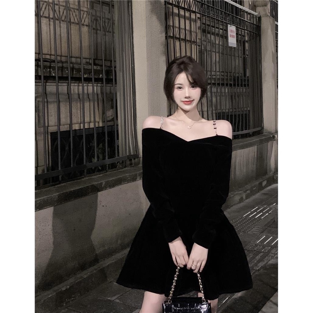 Đầm Nhung Đen Dáng Chữ A Dài Tay Trễ Vai Gợi Cảm