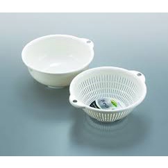 Rổ nhựa mini đựng hành tỏi của Nhật có lỗ treo tại hai bên nên rất dễ dàng cho việc cất giữ &amp; bảo quản