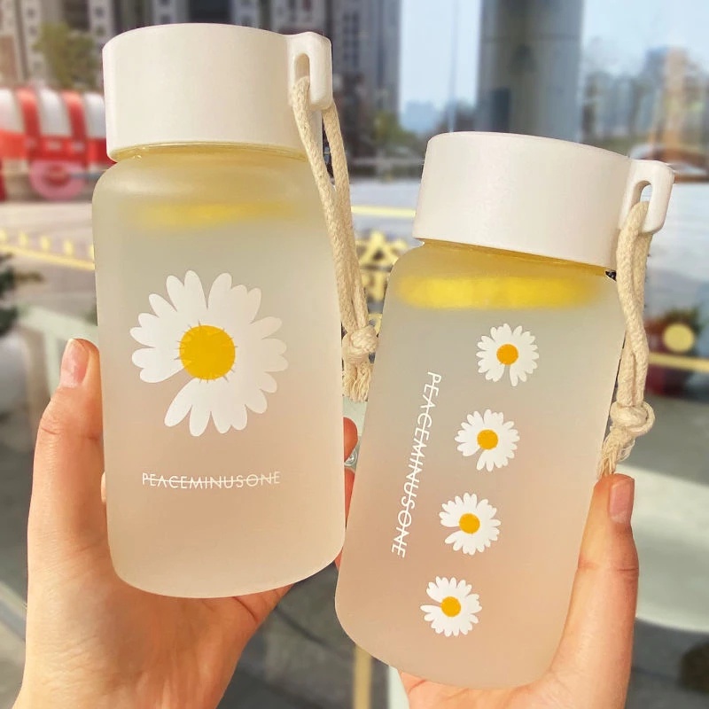 Bình nước nhựa nhám họa tiết hoa cúc dung tích 480ml có dây đeo chống tràn
