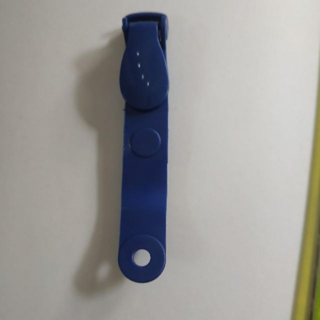 Móc đeo thẻ kiểu shuter