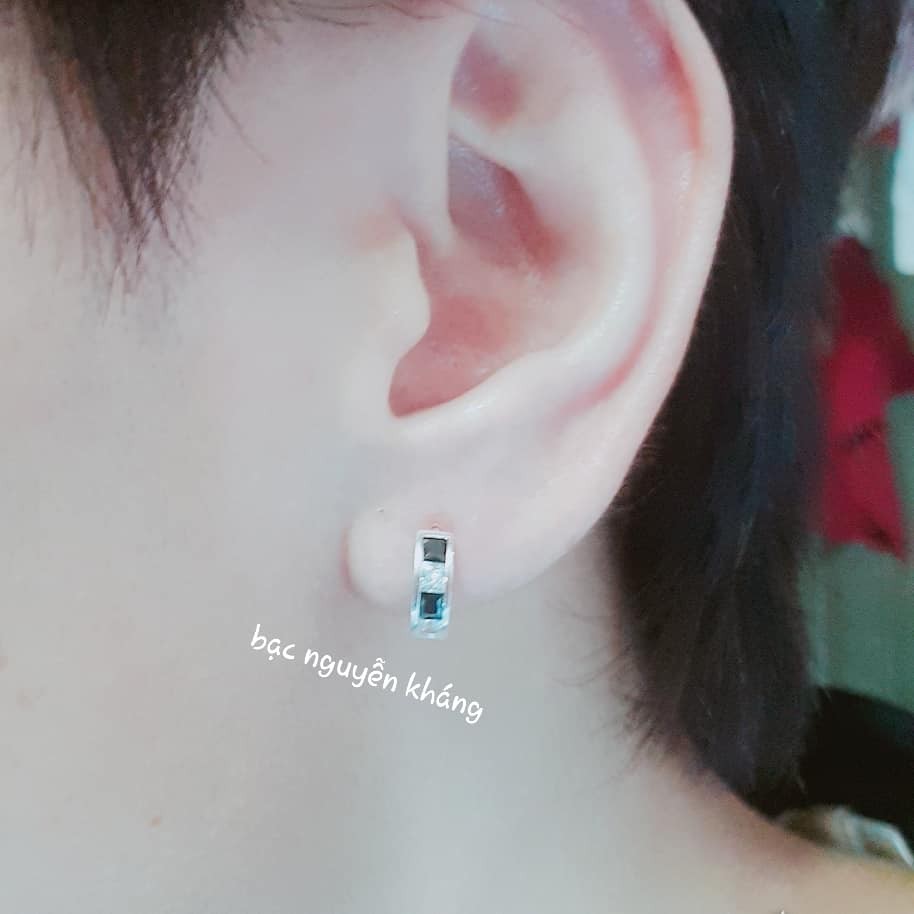 1 CHIẾC KHUYÊN TAI BẠC NAM NỮ ĐEN TRẮNG