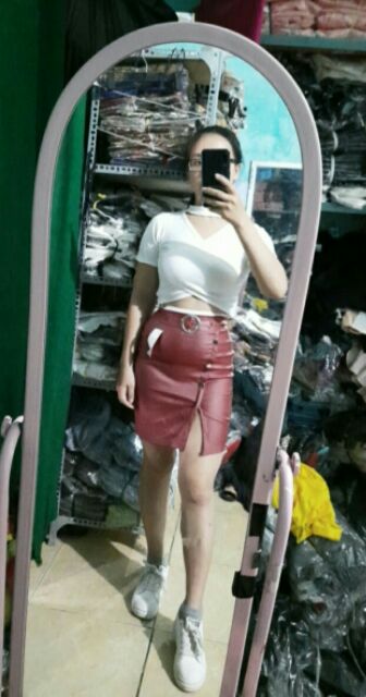 Chân váy da đính đai