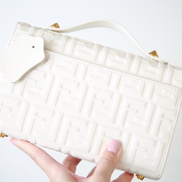 Túi xách F.E.N.D.I quay xách