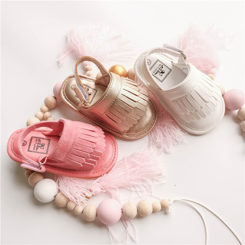 Giày mềm chống trượt cho bé gái trước khi tập đi