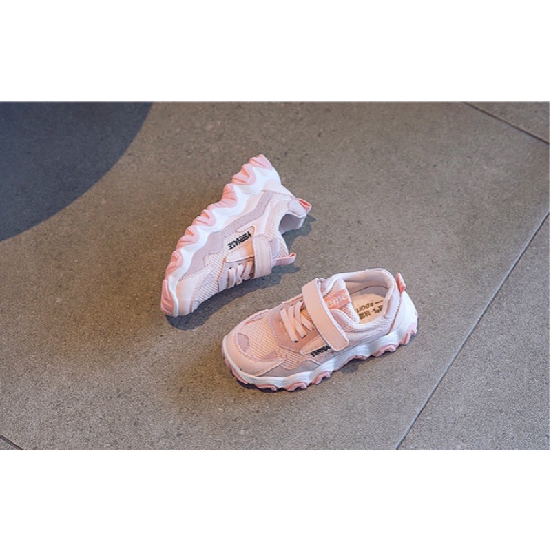 Giày thể thao bé gái