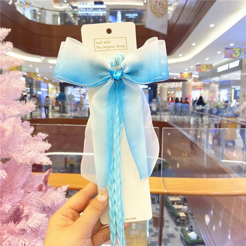 Kẹp tóc hóa thân phong cách nữ hoàng băng giá cho bé