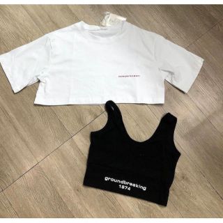 Combo áo croptop và áo ba lỗ như hình