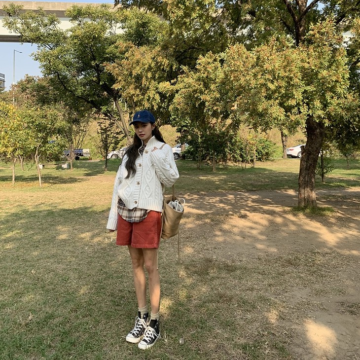 Quần ngắn IELGY lưng cao vải phối nhung thời trang cá tính cho nữ