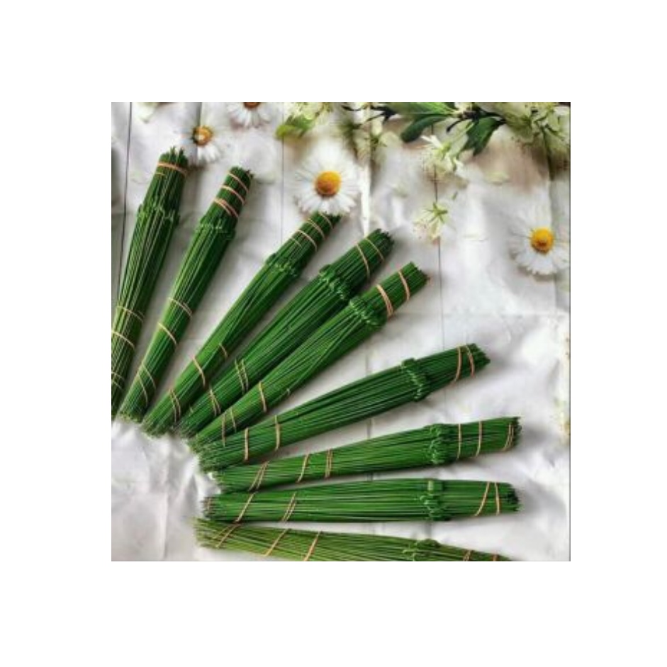 Cành và lá gắn hoa hồng sáp thơm