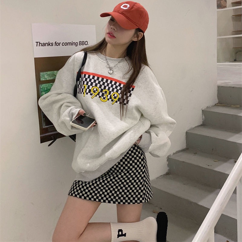 Set áo len họa tiết kẻ sọc và chân váy phong cách retro thời trang 2022