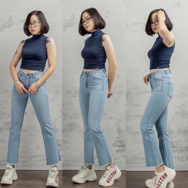 Quần jeans ống loe màu xanh sáng dáng lửng