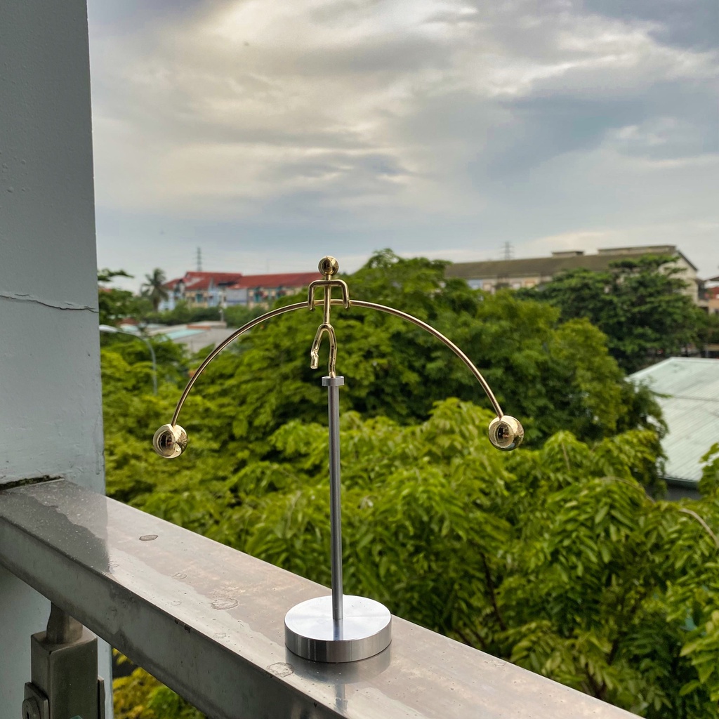 Tượng giữ thăng bằng trang trí bàn làm việc, quà tặng.