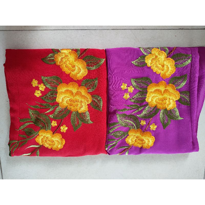 Áo dài mẹ đỏ thêu