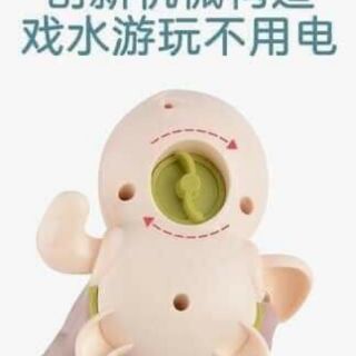 Rùa bơi trong nước cho bé