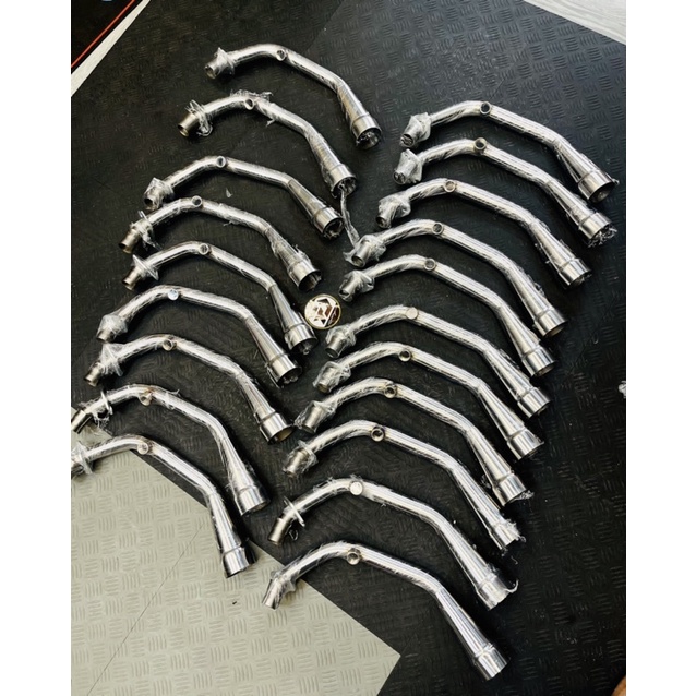 Cổ titan pô Akrapovic.