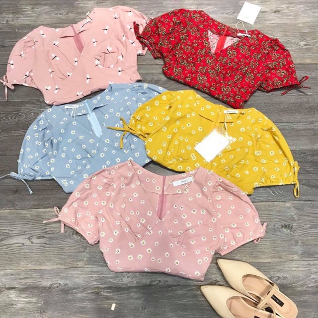 Váy hoa cổ V tay bồng