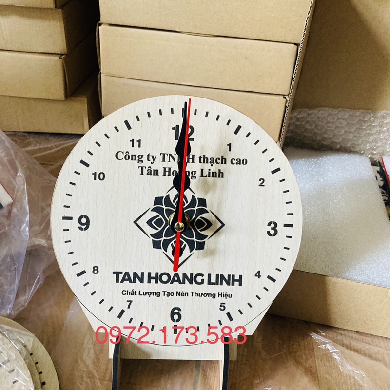 Đồng hồ dán tường, để bàn có khắc  tên, câu chữ theo yêu cầu. Là món quà vô cùng ý nghĩa dành tặng người thân, bạn bè