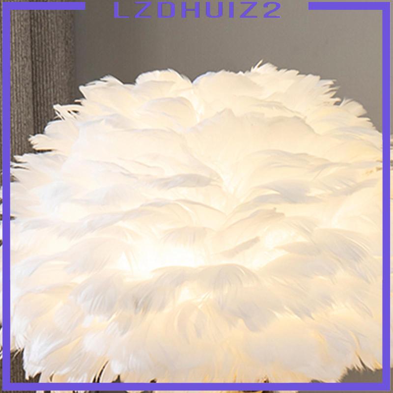 Đèn bàn phối lông vũ phong cách hiện đại trang trí phòng ngủ