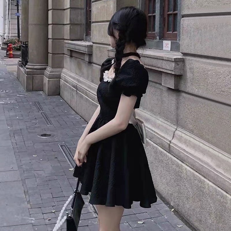 Đầm form babydoll xinh xắn, cổ vuông tay bồng