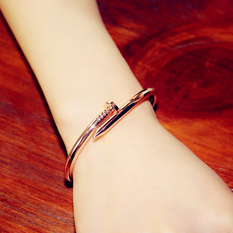 Vòng đeo tay thiết kế sáng tạo và sành điệu