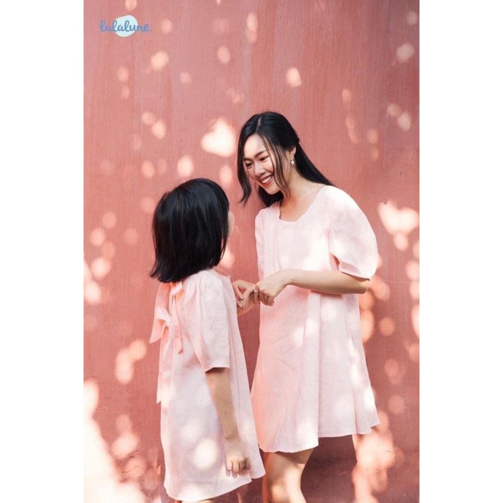 Đầm linen hồng peach dress lalalune dành cho mẹ và bé