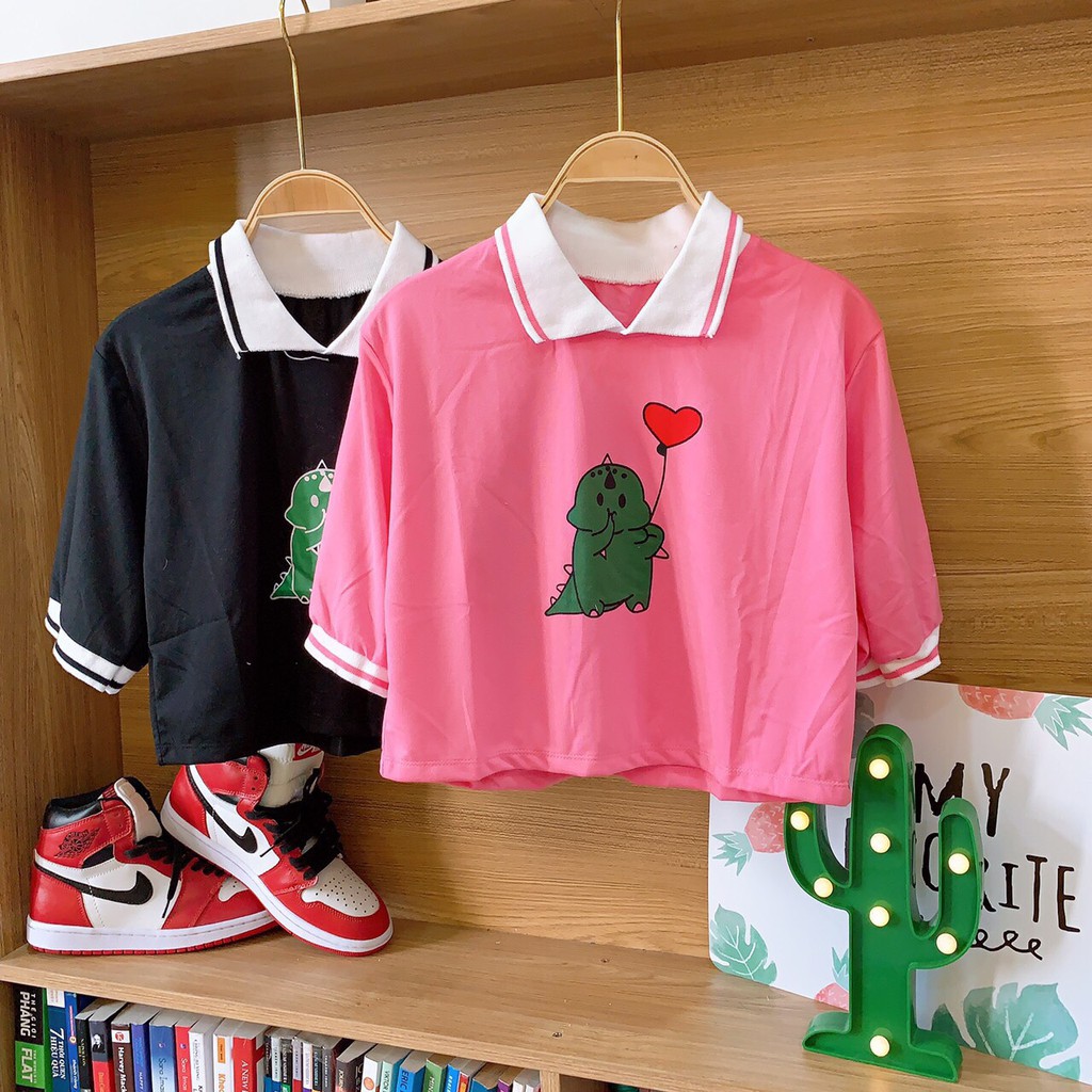 Áo polo croptop hình chú khủng long xanh